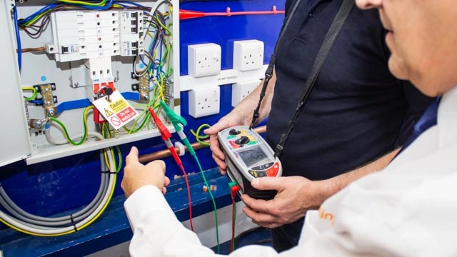 Elektriker prüft eine Elektroinstallation